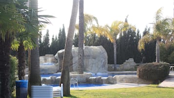Alberca al aire libre por temporada y camastros