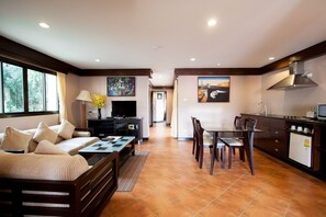 Familiesuite, 2 soverom | Safe på rommet, skrivebord, blendingsgardiner og strykejern/-brett