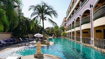 2 piscinas al aire libre, sombrillas