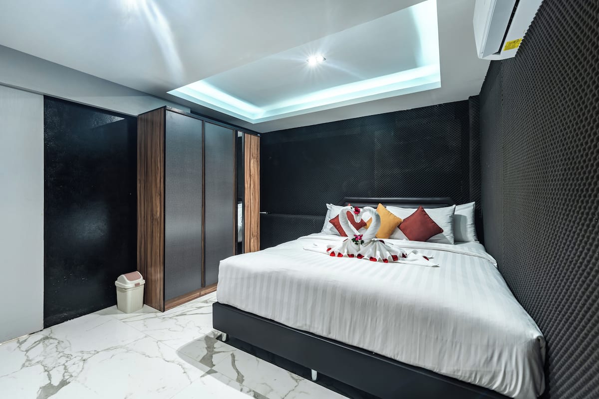 Seaview 3 bedrooms Apartment, Ocean Front Elevator | 房內夾萬、書桌、遮光窗簾/窗簾、熨斗/熨衫板