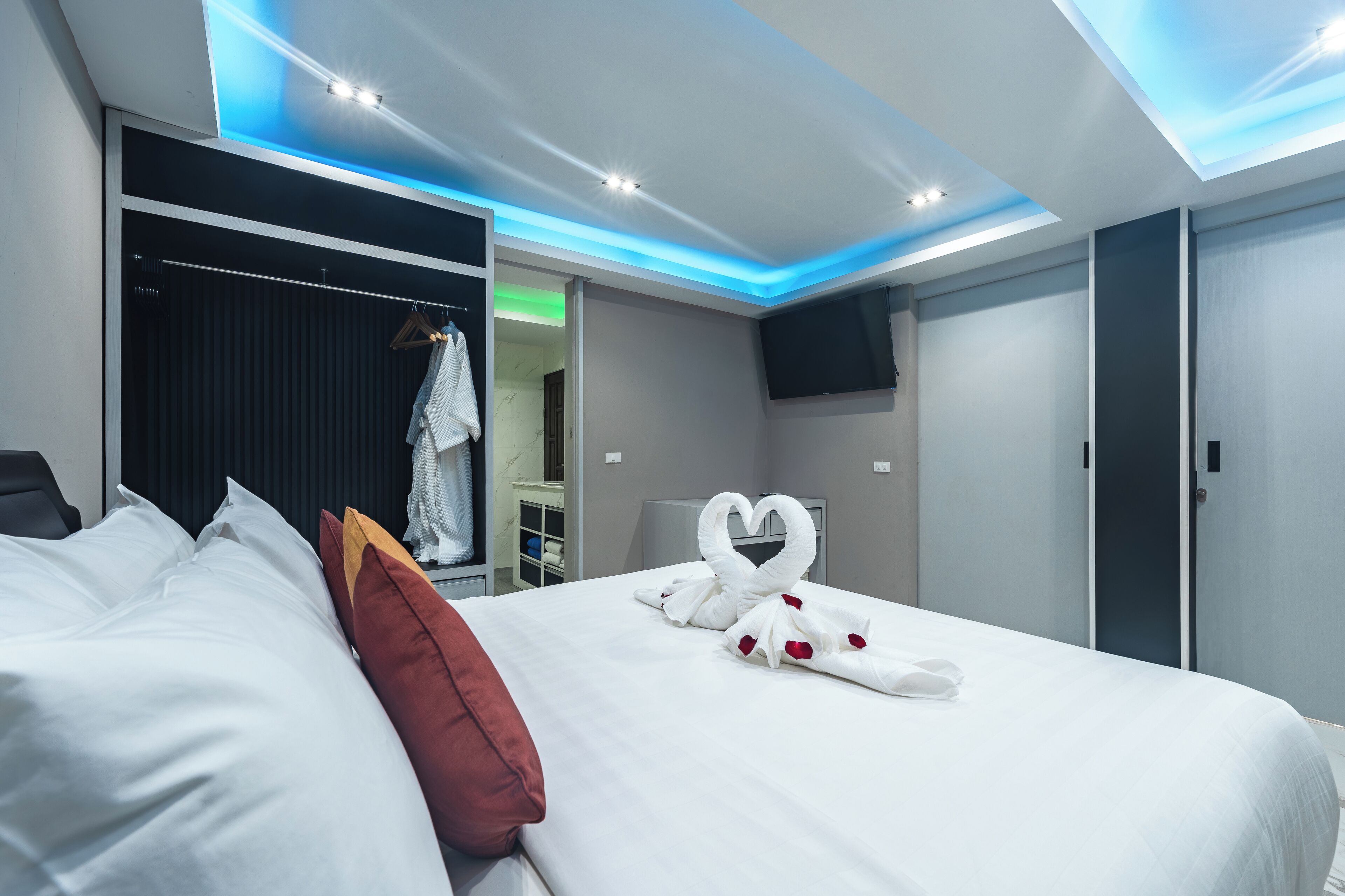 seaview 3 bedrooms apartment, ocean front elevator | 1 bedroom, in-room safe, desk, blackout curtains