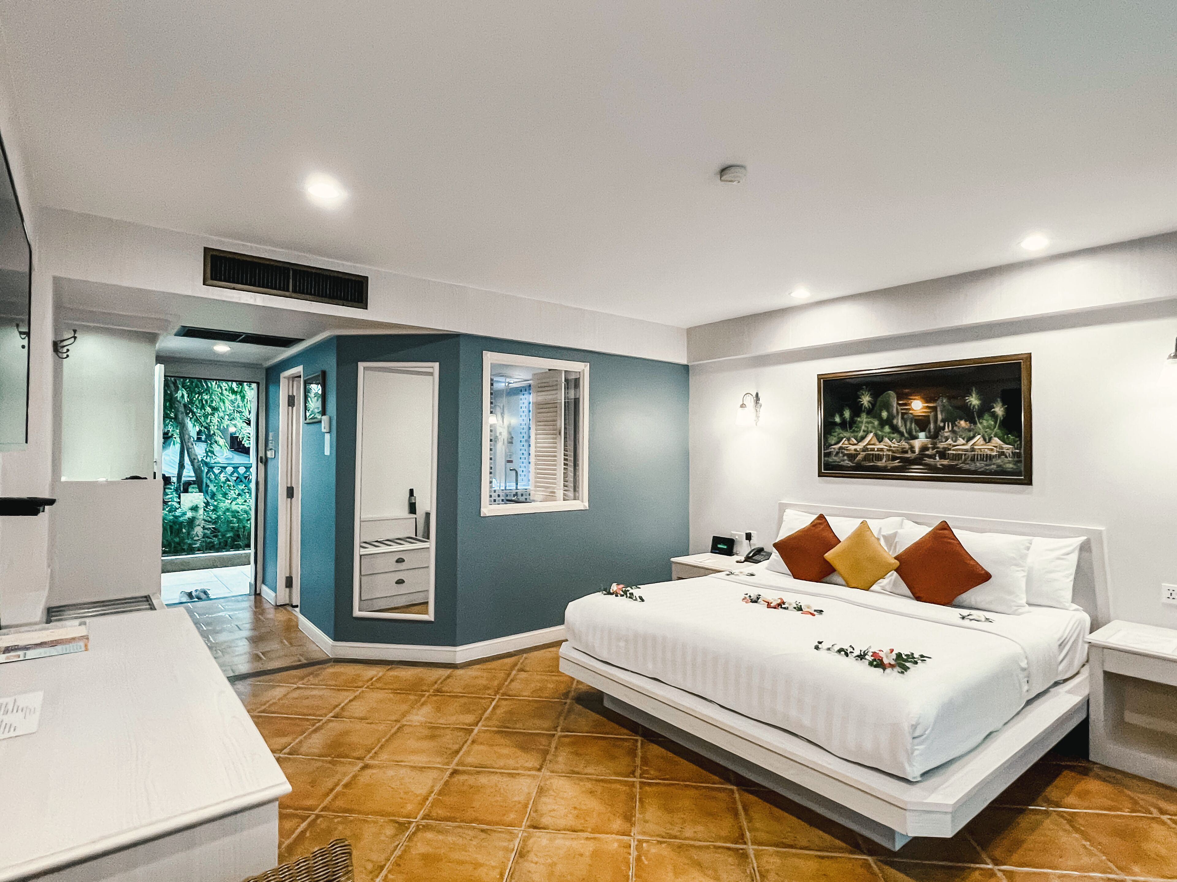 1 bedroom, in-room safe, desk, blackout curtains