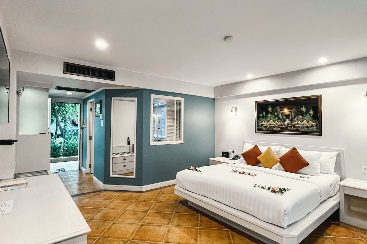 1 bedroom, in-room safe, desk, blackout curtains
