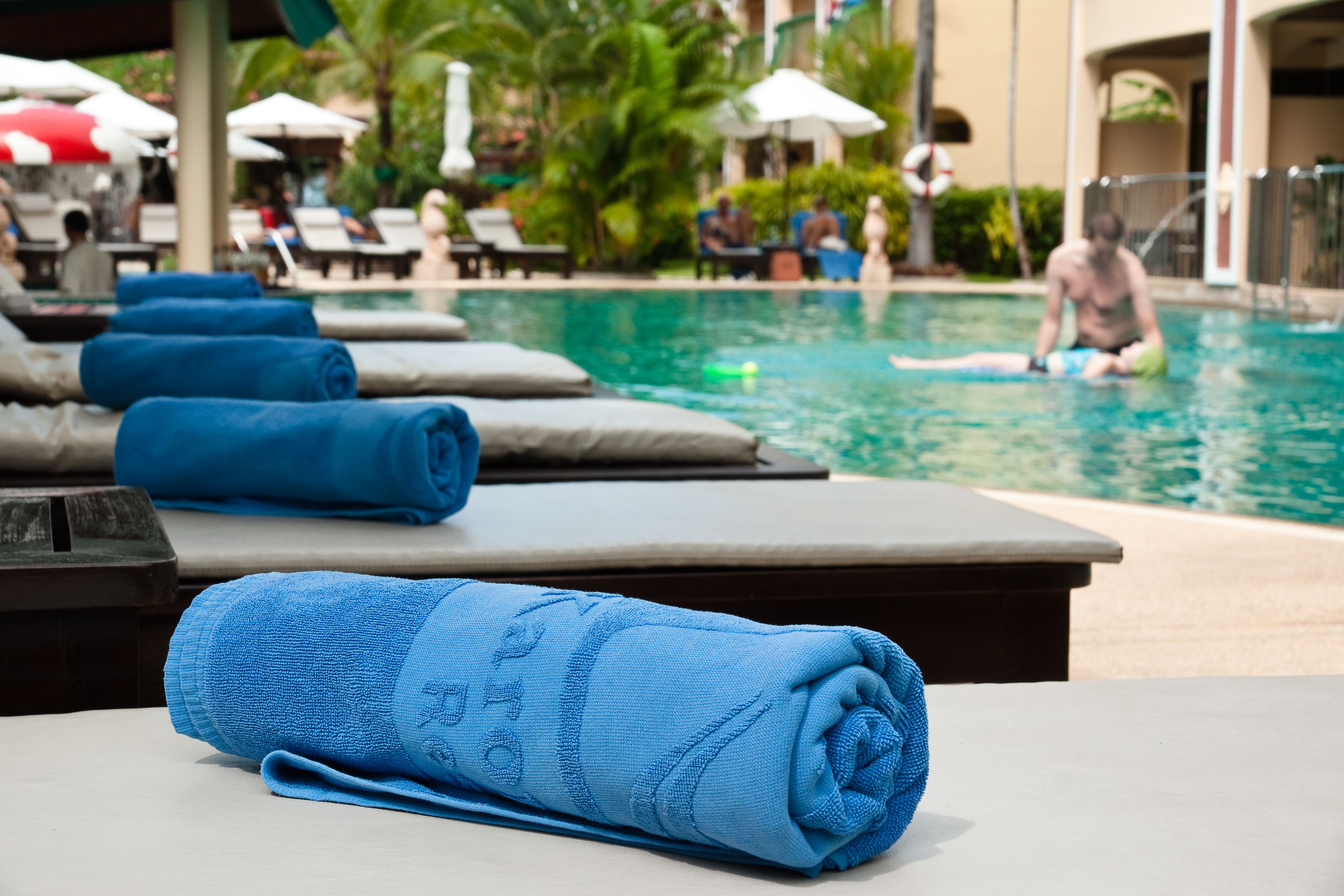 2 piscinas al aire libre, sombrillas