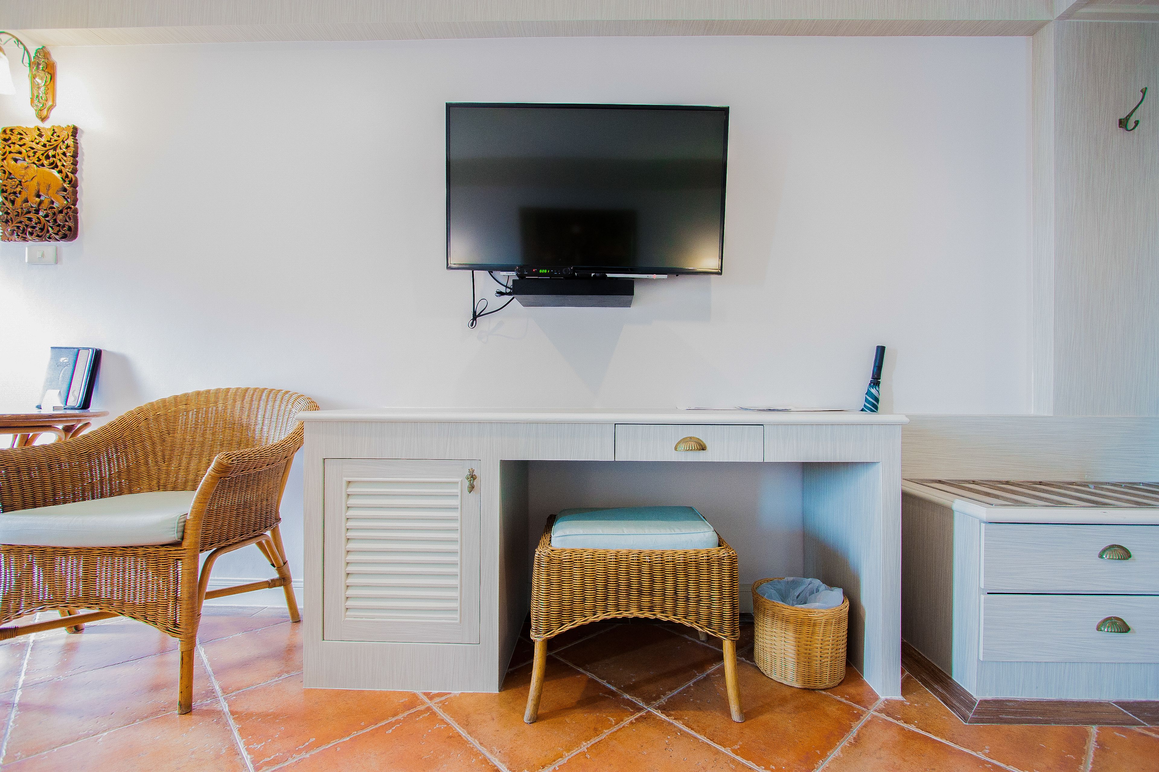 deluxe room, pool access | living area | lcd tv