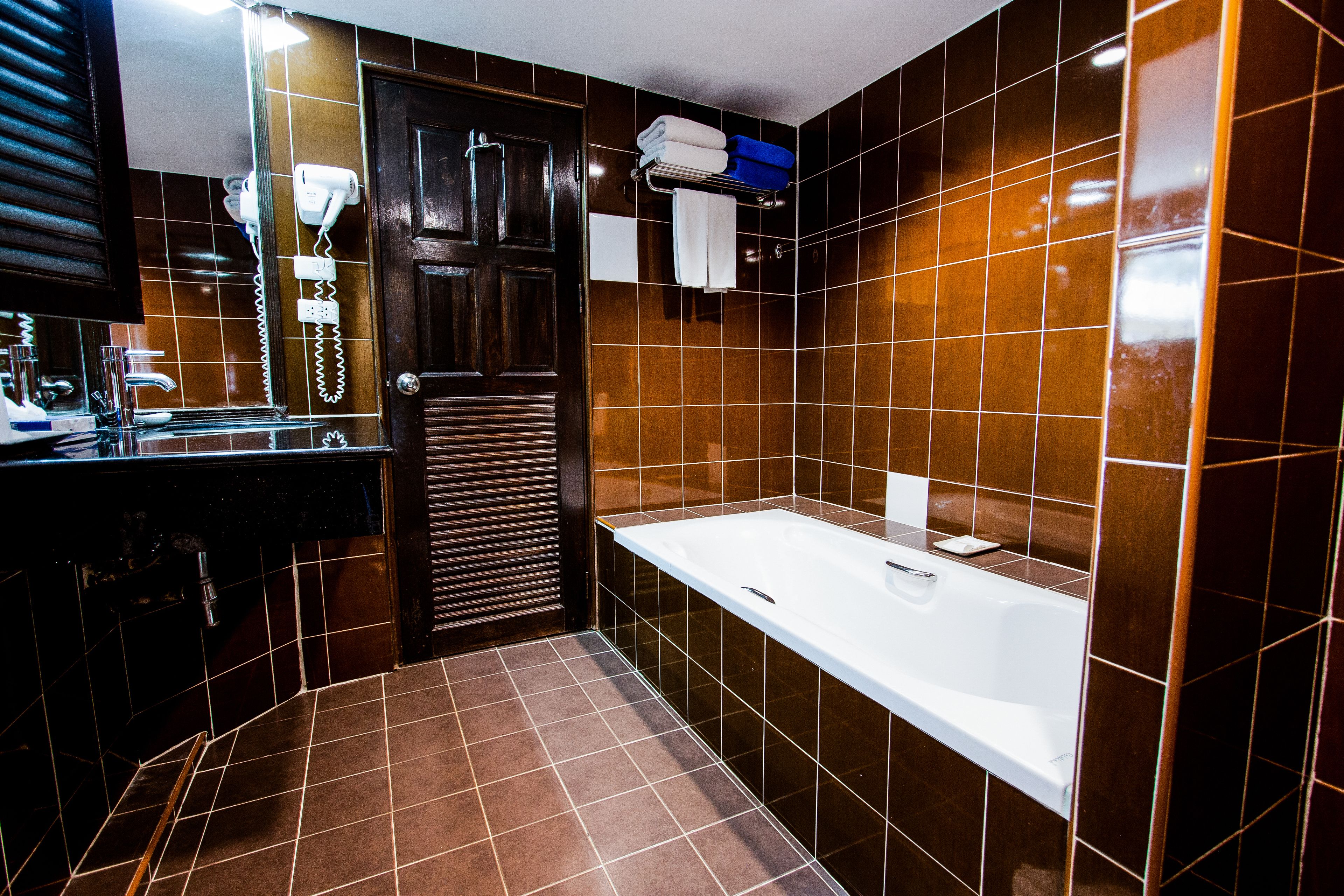 family suite, 2 bedrooms | bathroom | separate bathtub and shower, free toiletries, hair dryer, bathrobes