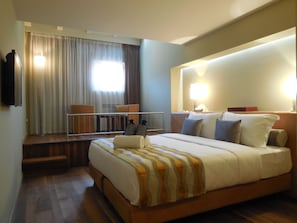 Suite junior | Edredón, minibar, caja de seguridad en la habitación y insonorización 