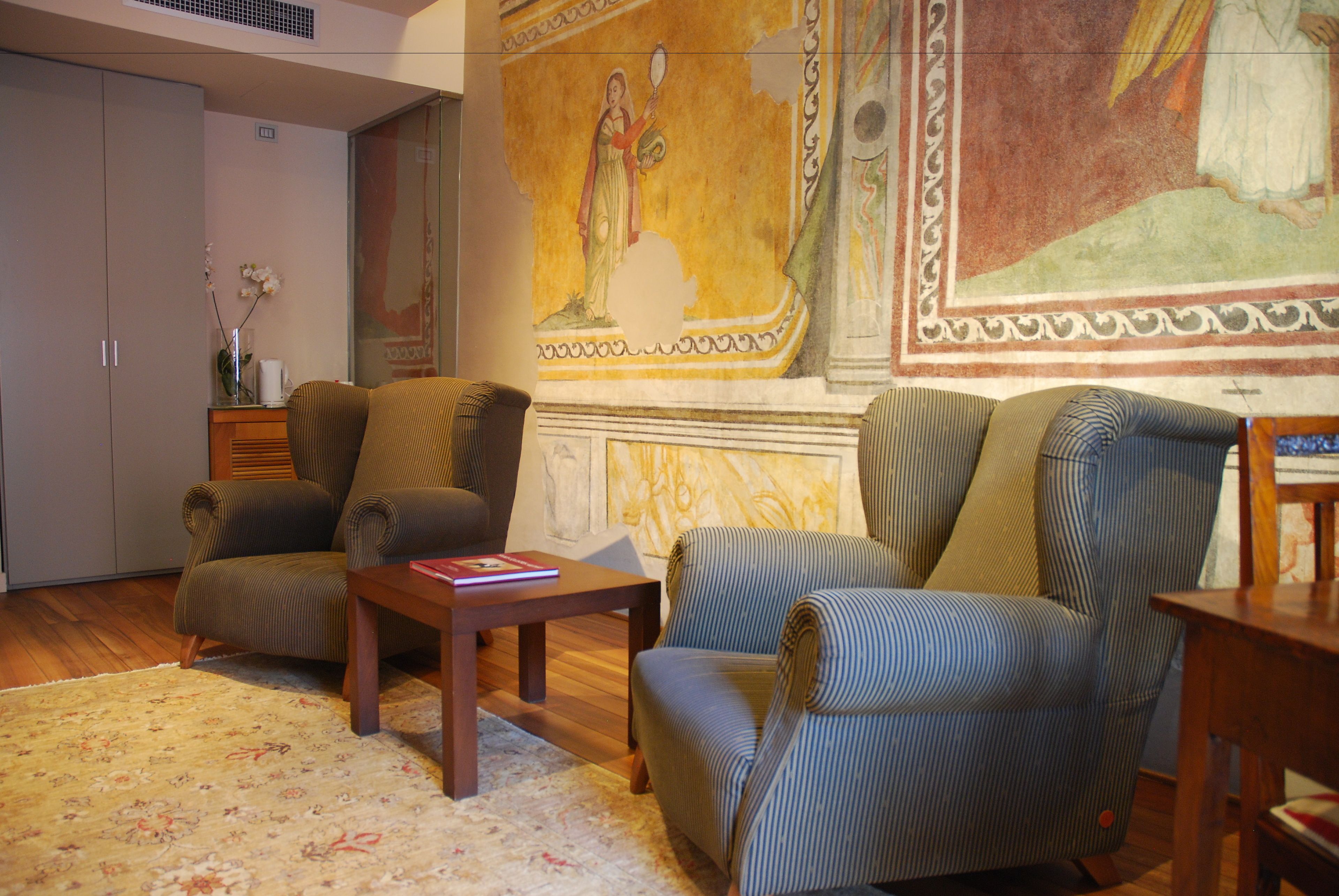 suite (art room) | living area | flat-screen tv