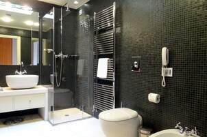 Suíte, vista parcial para o lago (Prestige) | Banheiro | Secador de cabelo, chinelos, bidê, toalhas de banho