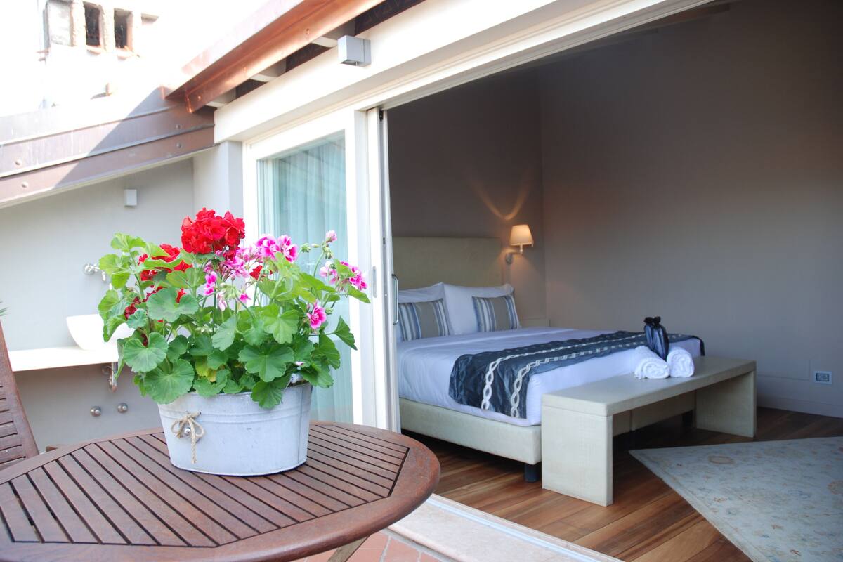 Phòng Suite, quang cảnh một phần hồ (Prestige) | Chăn bông, minibar, két bảo mật tại phòng, phòng cách âm 