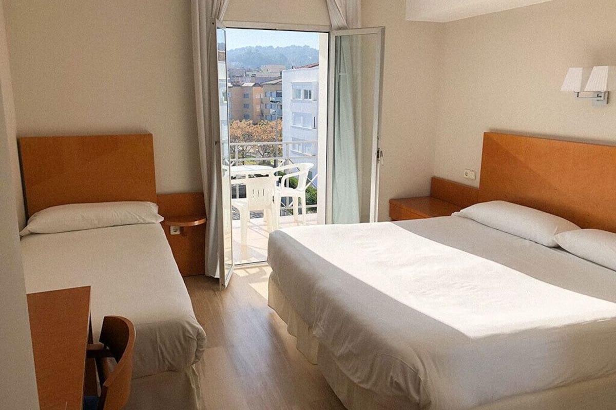 triple room, balcony | desk, blackout curtains, free wifi, bed sheets