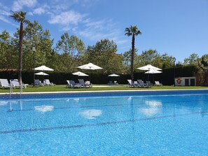 Seasonal outdoor pool, pool umbrellas, pool loungers - Hotel Marina Tossa (Tossa de Mar)