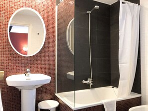 Singola Superior | Bagno | Doccia, set di cortesia gratuito, asciugamani