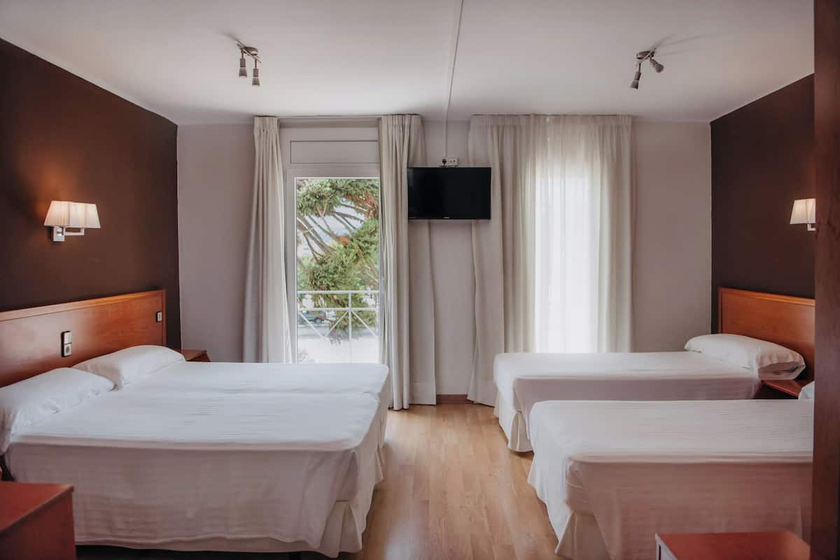 family room, balcony | desk, blackout curtains, free wifi, bed sheets