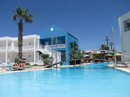 Außenpool. Valsami Hotel Apartments