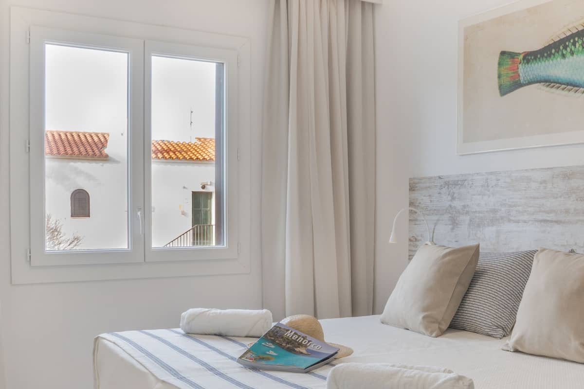 1 slaapkamer, een kluis op de kamer, verduisterende gordijnen
