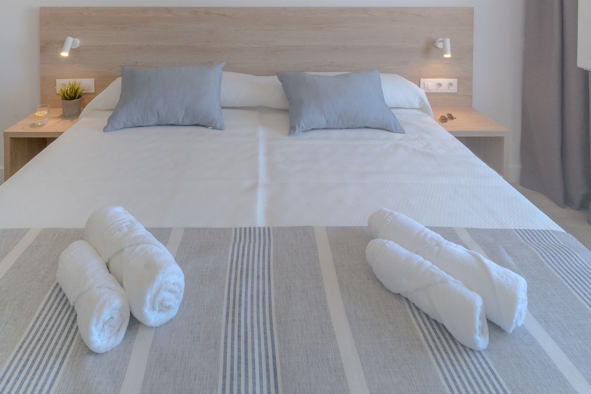 1 slaapkamer, een kluis op de kamer, verduisterende gordijnen