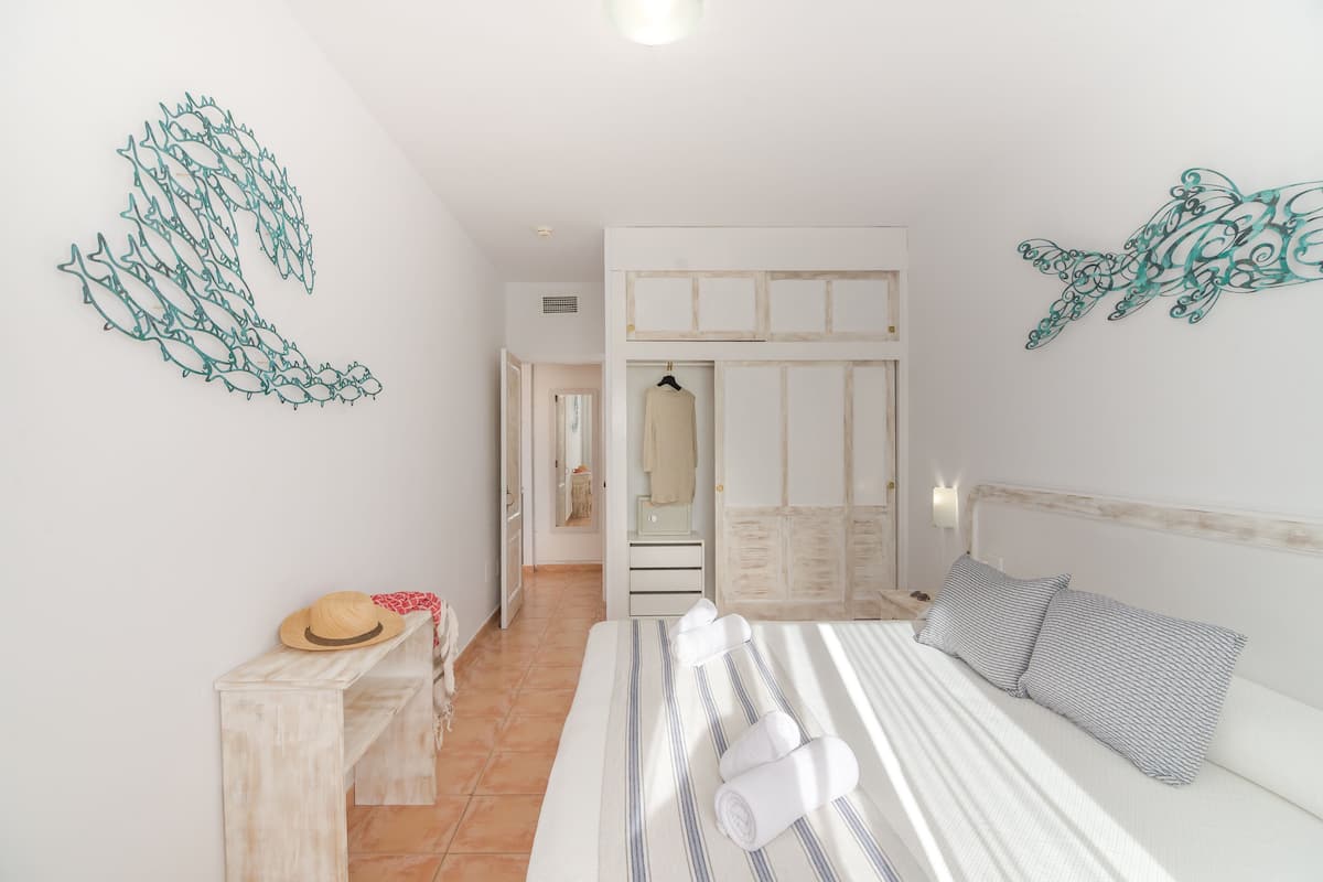 1 makuuhuone, tallelokero huoneessa, pimennysverhot, silitysrauta/-lauta