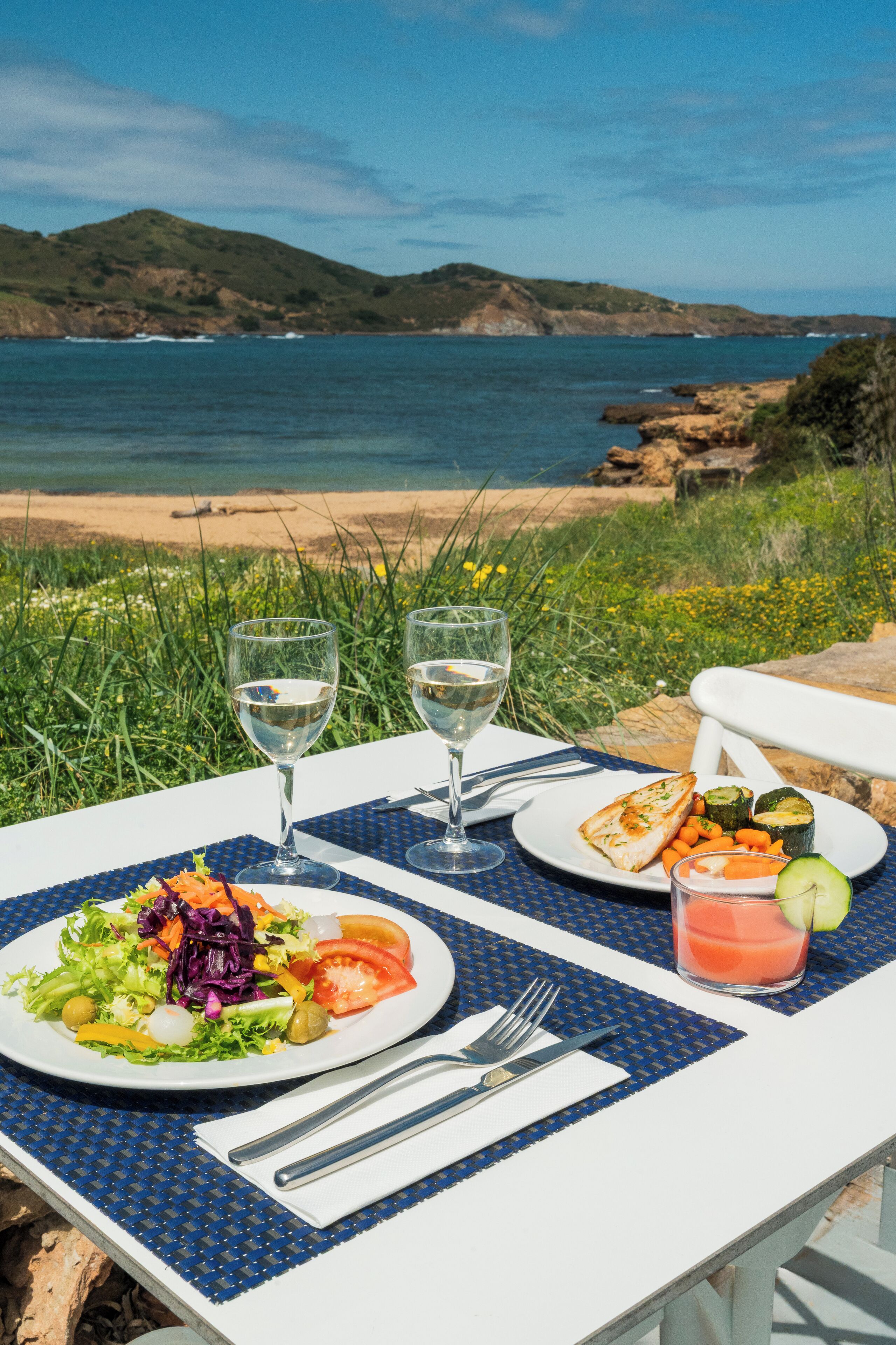 Breakfast, dinner served; Mediterranean cuisine, sea views 