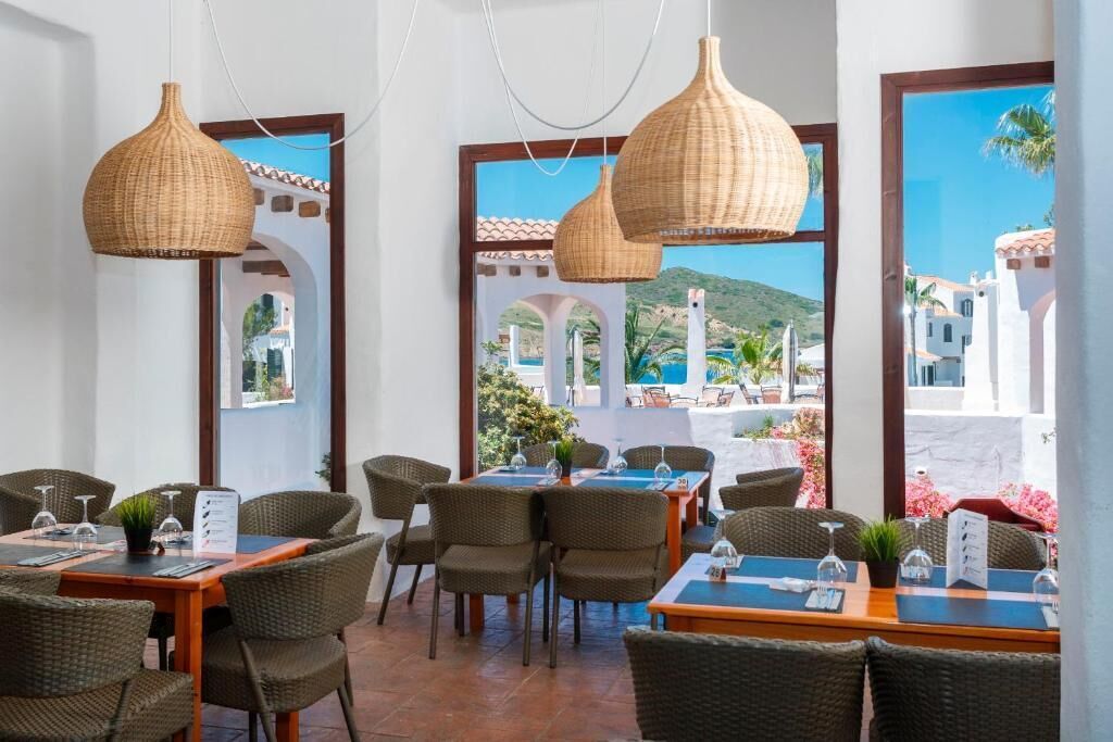 Breakfast, dinner served; Mediterranean cuisine, sea views 