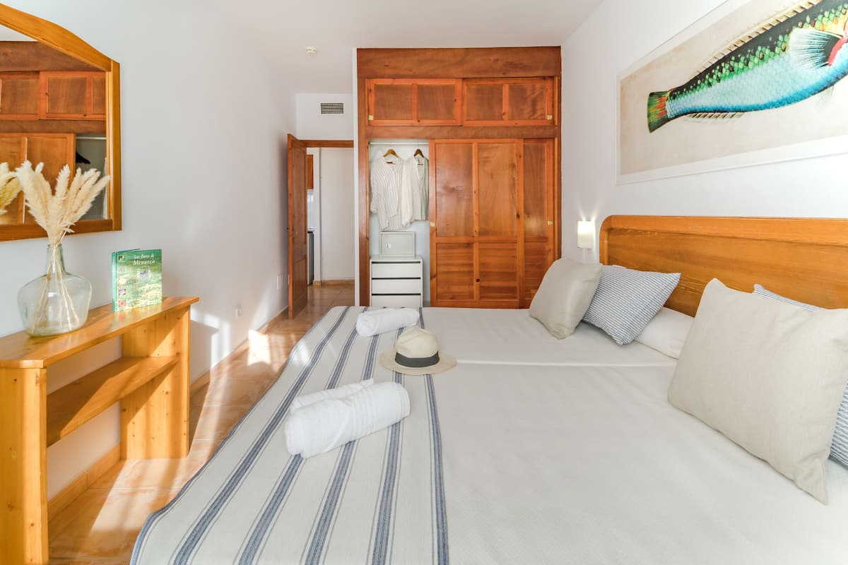 1 slaapkamer, een kluis op de kamer, verduisterende gordijnen