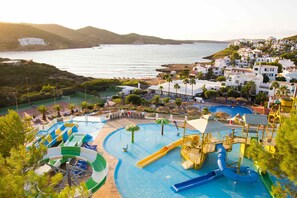 Outdoor pool, pool umbrellas, sun loungers - Fergus Club Carema Splash (Mercadal)