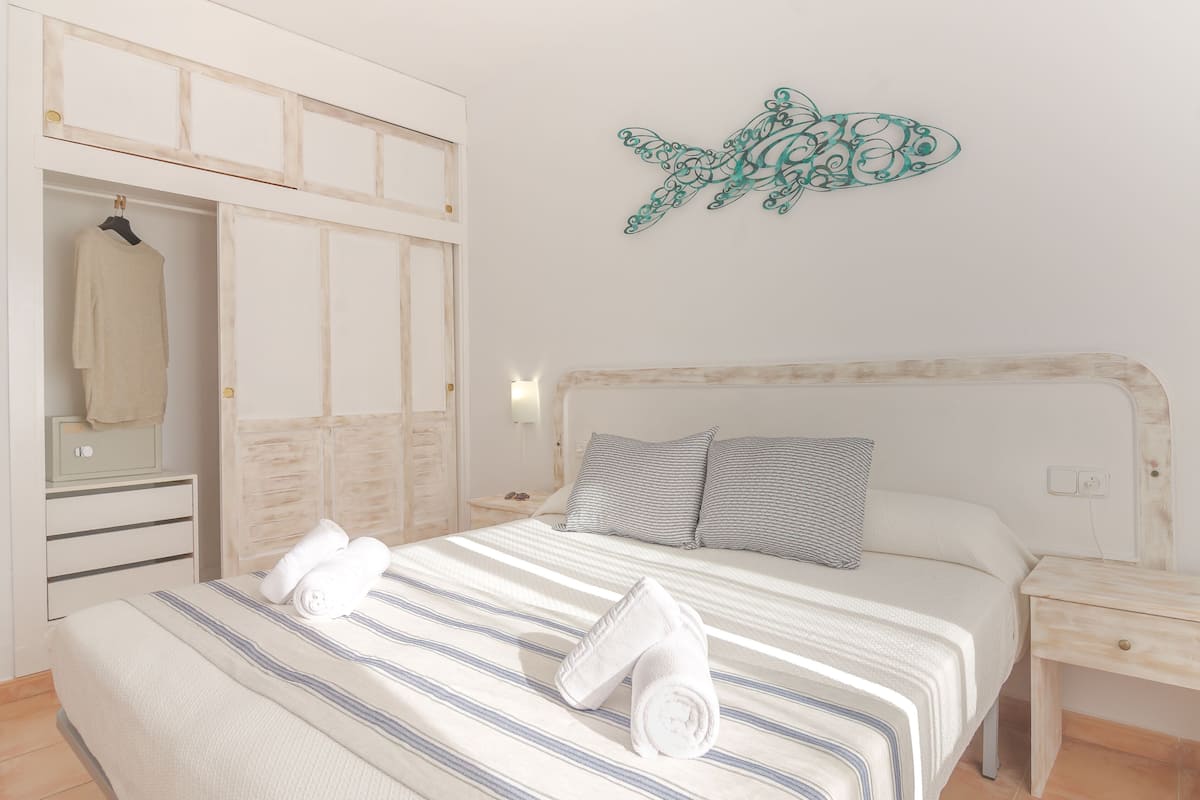 1 makuuhuone, tallelokero huoneessa, pimennysverhot, silitysrauta/-lauta