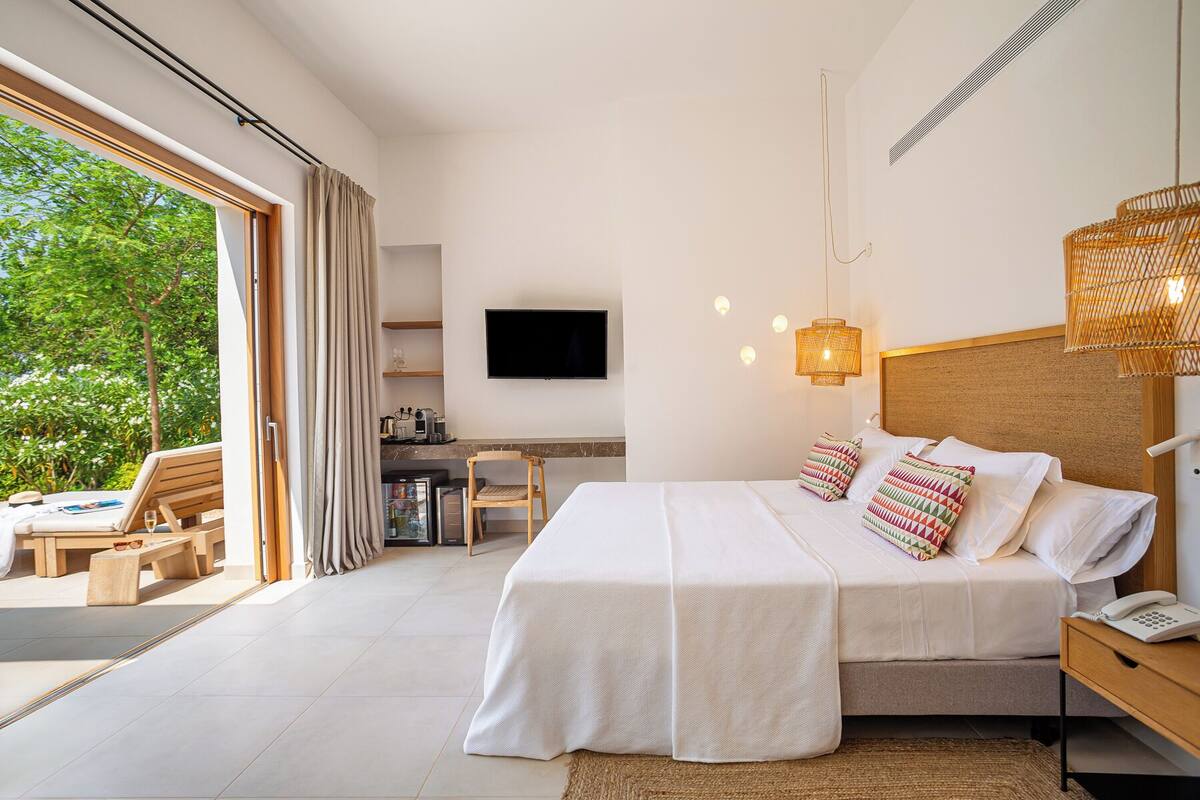 Egyptian cotton sheets, premium bedding, down duvets, minibar