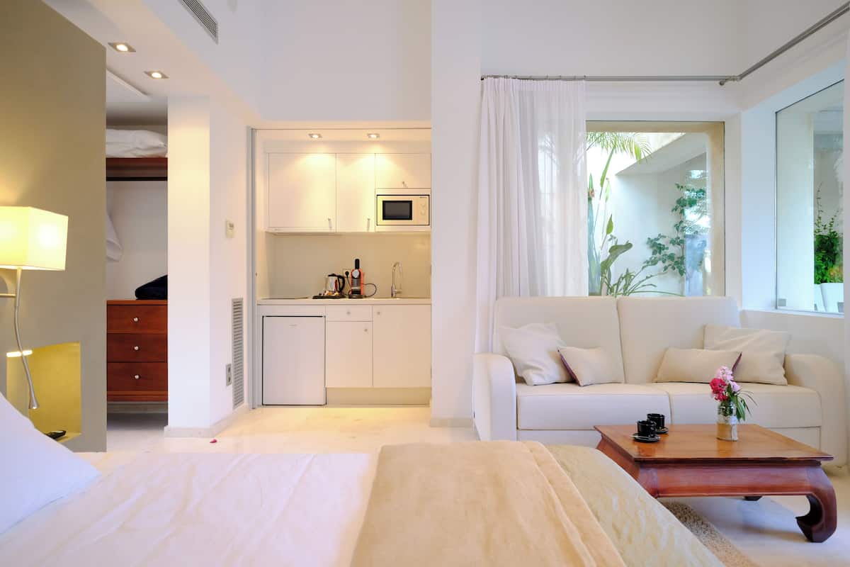 Egyptian cotton sheets, premium bedding, down duvets, minibar
