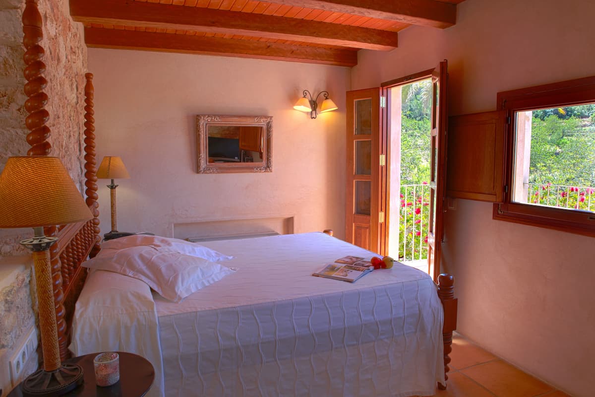 Habitación doble superior, hidromasaje, vista al jardín | 1 habitación, sábanas de algodón egipcio y ropa de cama de alta calidad