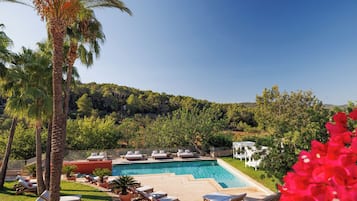 Outdoor pool, free cabanas, pool umbrellas