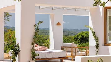Suite Deluxe, piscina privata, vista giardino | Biancheria in cotone egiziano, biancheria da letto di alta qualità