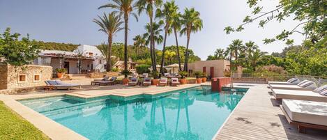 Kolam renang terbuka, kabana percuma, payung kolam