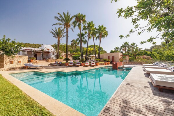 Piscina externa, barracas de cortesia, guarda-sóis