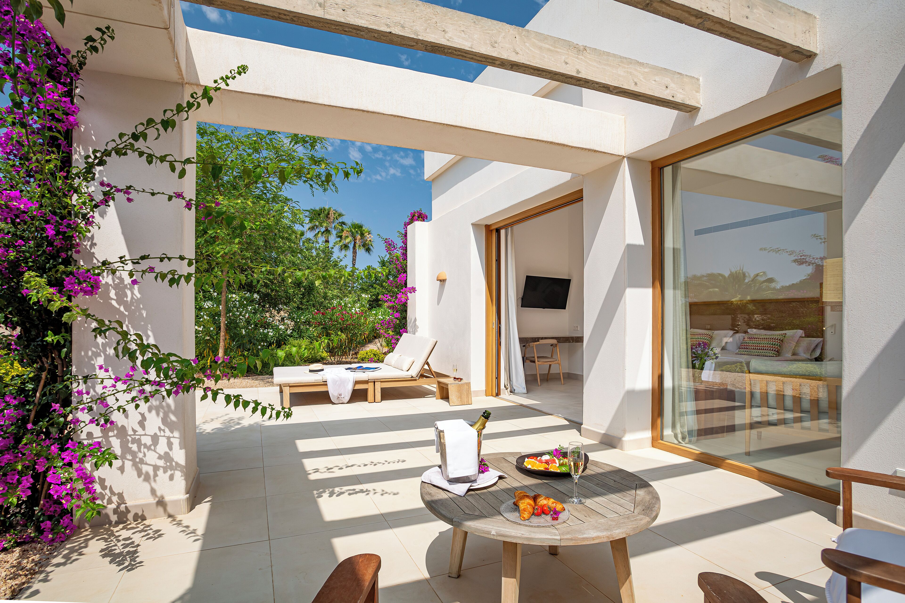 尊荣套房, 露台, 花园景观 | 埃及棉床单、高档床上用品、羽绒被、迷你吧