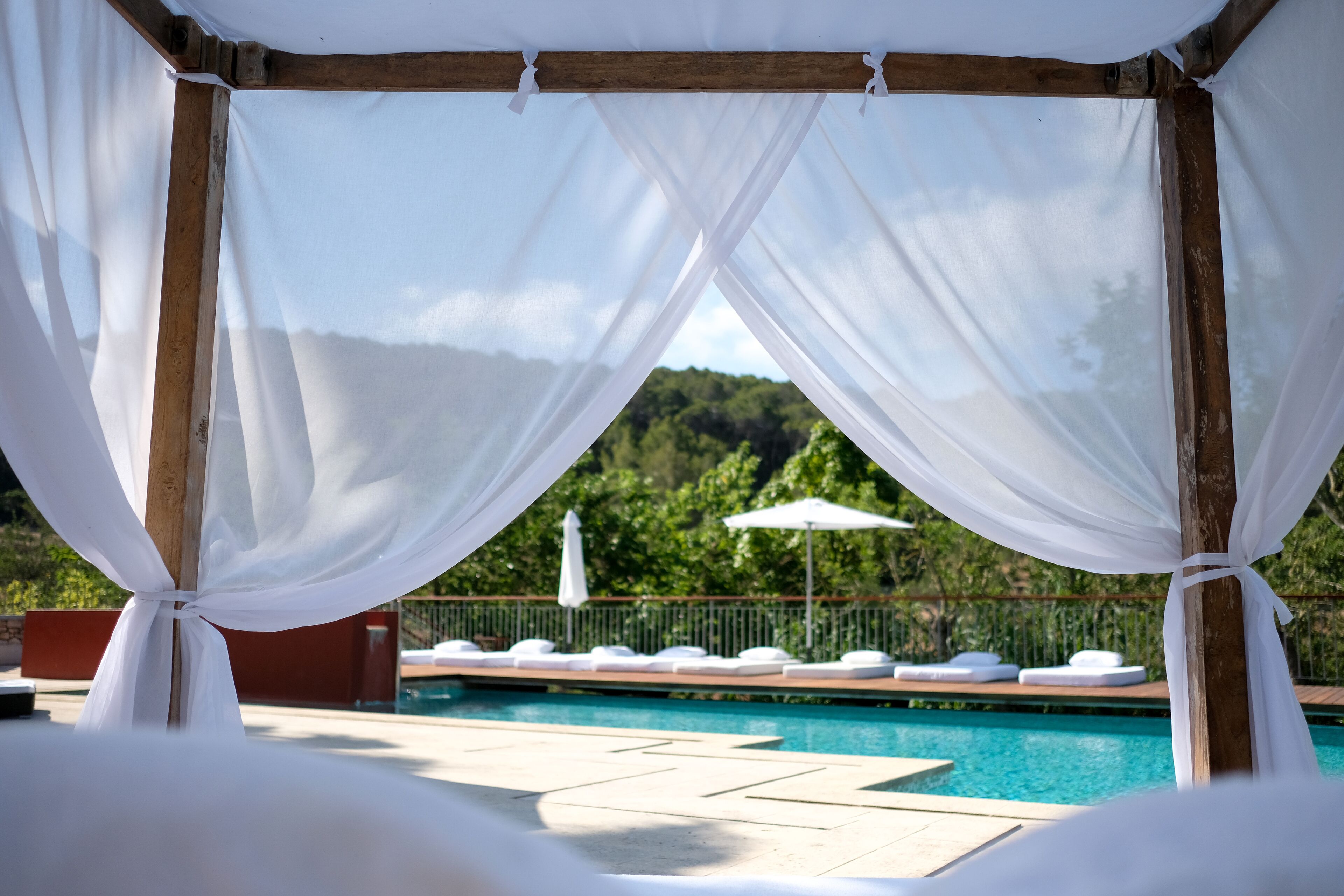 outdoor pool, free pool cabanas, pool umbrellas