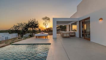 Deluxe-Suite, eigener Pool, Gartenblick | Terrasse/Patio