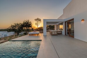 Deluxe suite, privézwembad, uitzicht op tuin | Terras