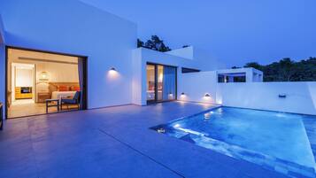 Deluxe Suite, Private Pool, Garden View | Egyptian cotton sheets, premium bedding, down comforters, minibar