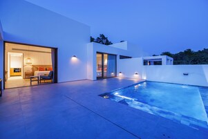 豪華套房, 私人泳池, 花園景 | 埃及棉床單、高級寢具、羽絨被、迷你吧