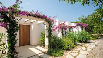 Premium Suite, Terrace, Garden View | Cadar kapas Mesir, peralatan tempat tidur premium, gebar bulu kapas