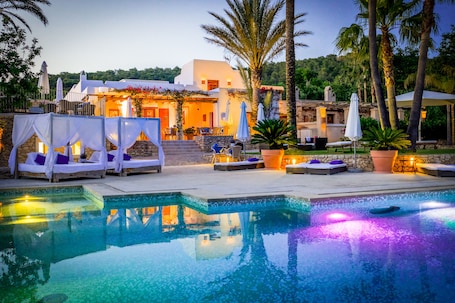 Fachada del alojamiento - Noche. Can Lluc Boutique Country Hotel & Villas, a member of Beyond Green