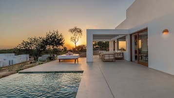 Deluxe suite, privézwembad, uitzicht op tuin | Lakens van Egyptisch katoen, luxe beddengoed, donsdekens, een minibar