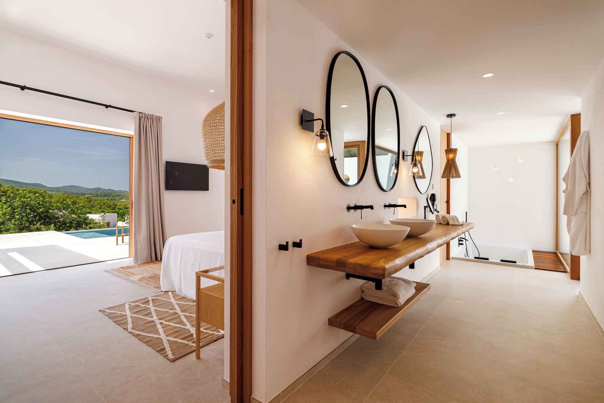 Deluxe suite, privézwembad, uitzicht op tuin | Lakens van Egyptisch katoen, luxe beddengoed, donsdekens, een minibar
