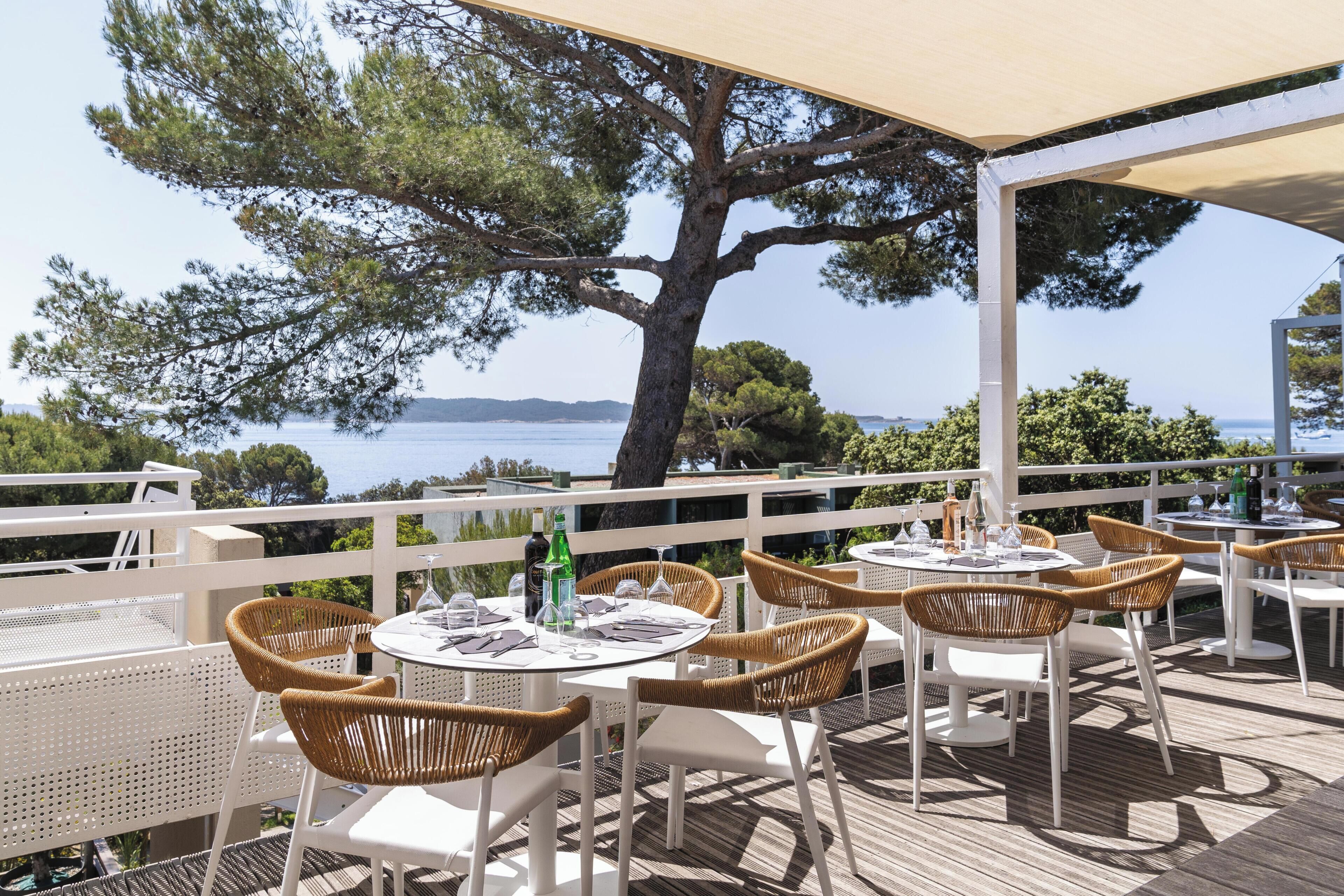 Petit déjeuner, déjeuner et dîner servis sur place