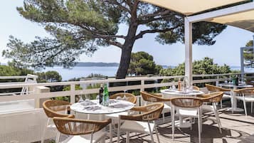 Petit déjeuner, déjeuner et dîner servis sur place