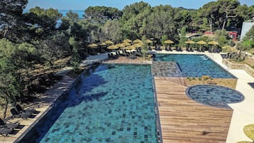 Piscine extérieure (ouverte en saison), chaises longues