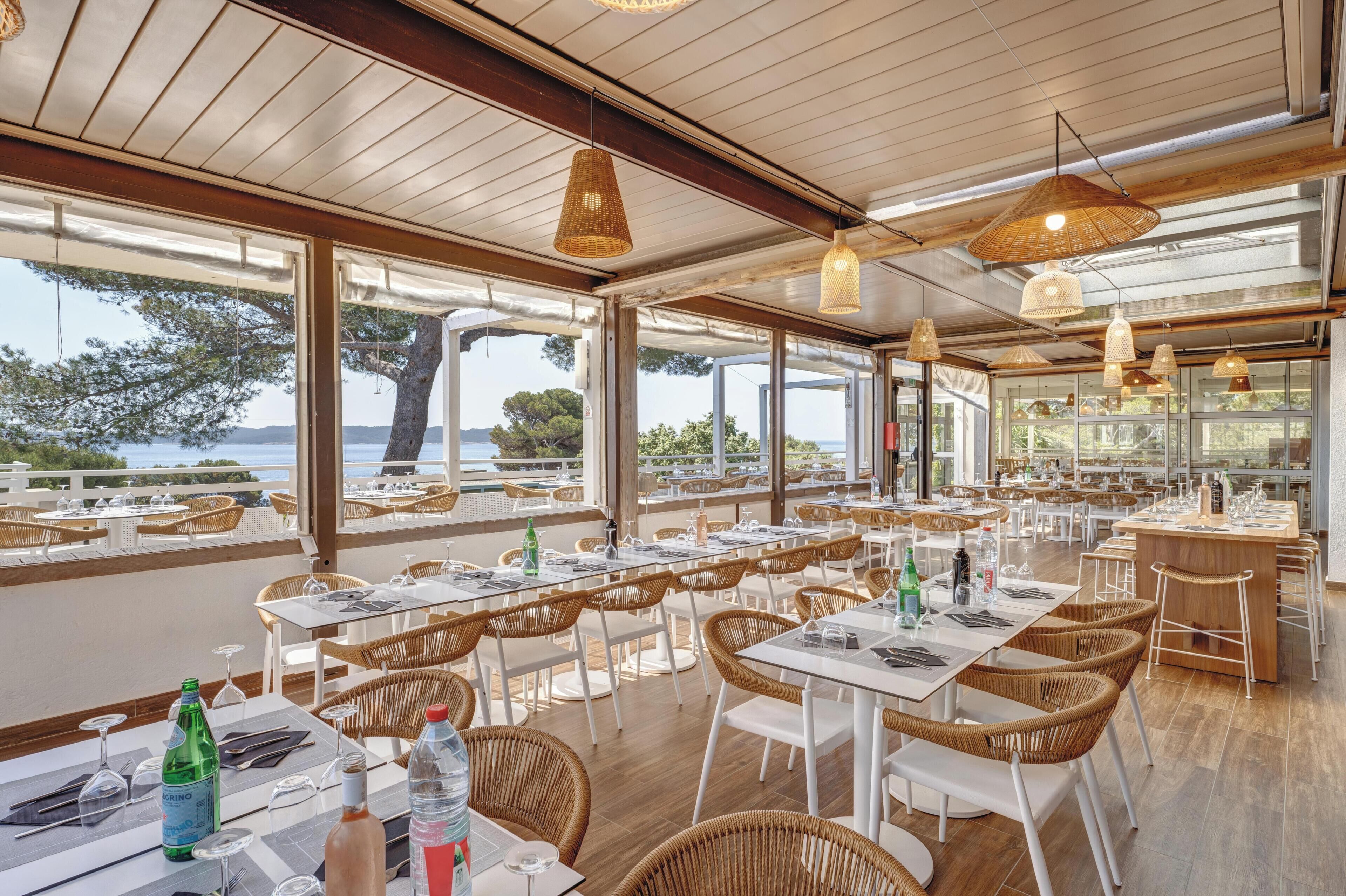 Petit déjeuner, déjeuner et dîner servis sur place