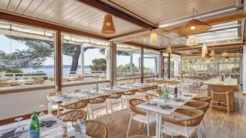 Petit déjeuner, déjeuner et dîner servis sur place