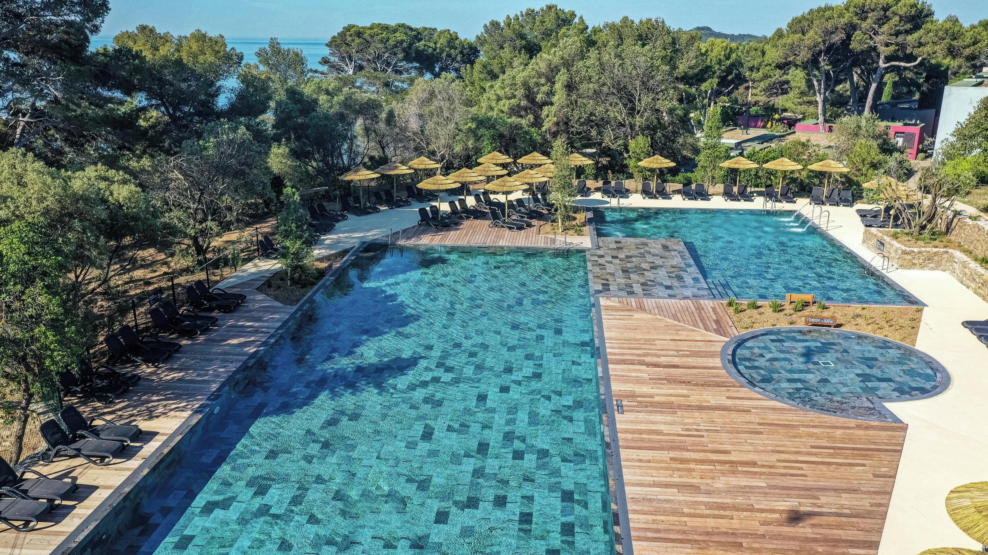 Seasonal outdoor pool, sun loungers